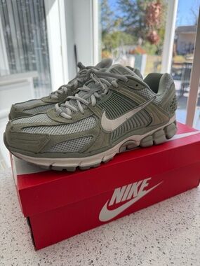 Nike Zoom Vomero 5 in Jade Horizon and Phantom
